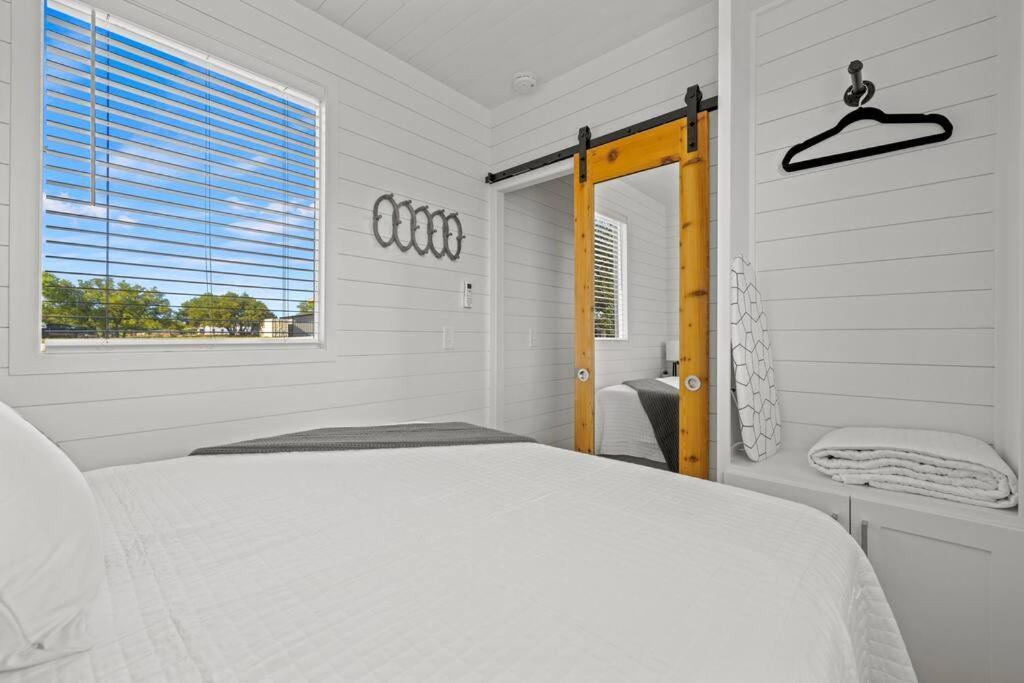 New! The Texas Longhorn-Luxury Container Home Fredericksburg Ngoại thất bức ảnh